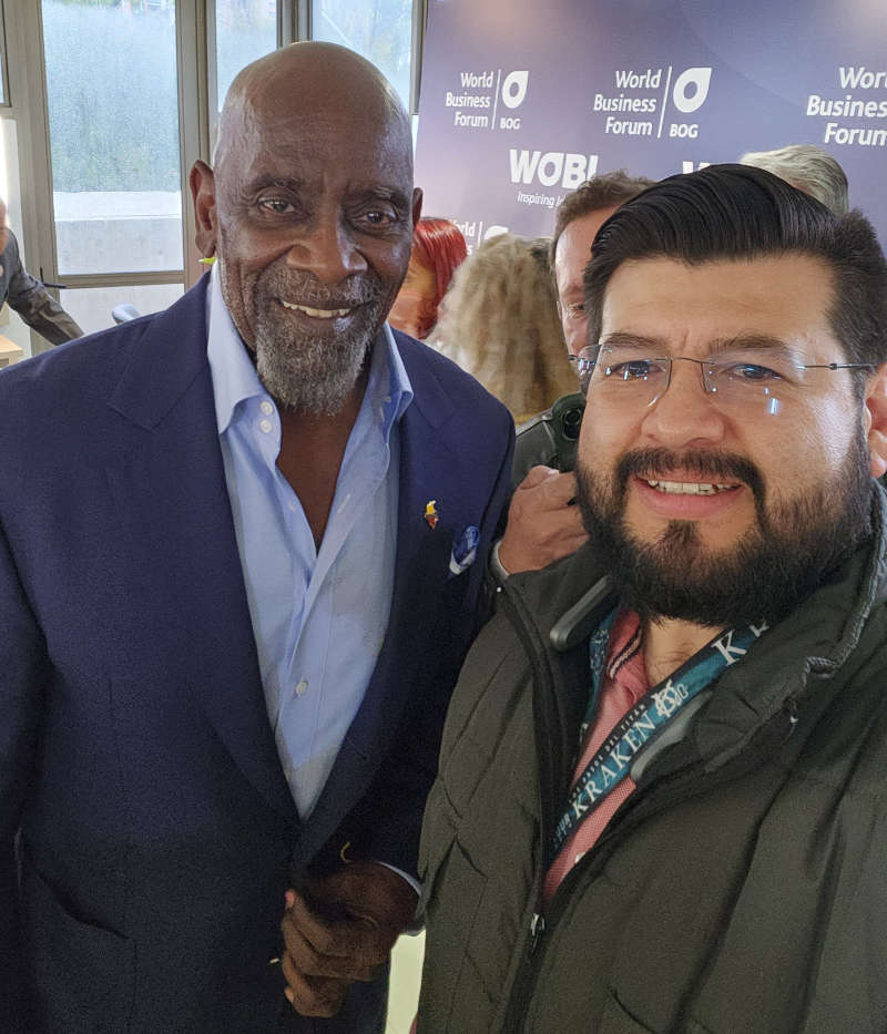 WOBI World Business Forum 2024 Chris Gardner con Edward Ramirez Fundador de p4s.co