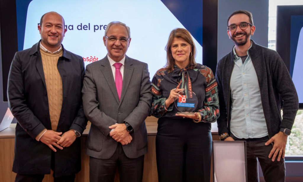 Óscar Alvarado y el equipo UCC recibiendo el HubSpot Impact Award 2025 – Platform Excellence